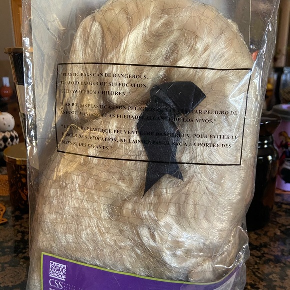 Blond Halloween Wig! 🎃 - Picture 2 of 2